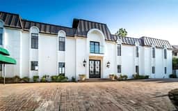 Wander Hollywood Chateau