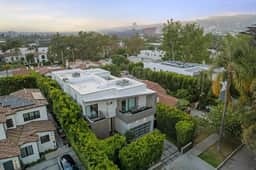 Wander Hollywood Oasis