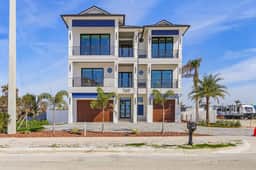 Wander Fort Myers Oasis