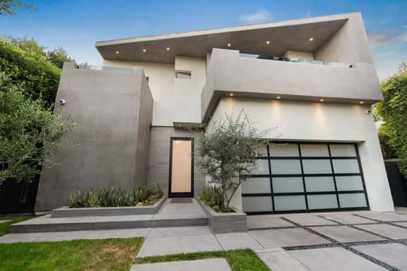 Wander Hollywood Oasis - Image 1