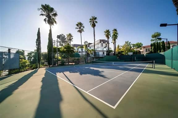 Wander Hollywood Chateau