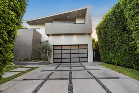 Wander Hollywood Oasis