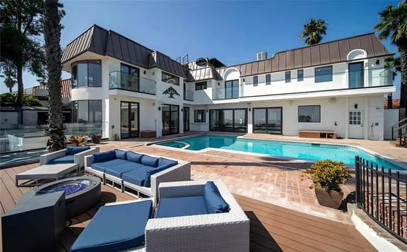 Wander Hollywood Chateau