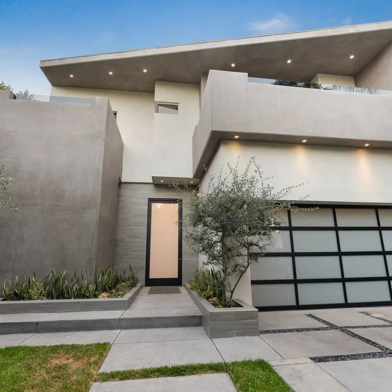 Wander Hollywood Oasis